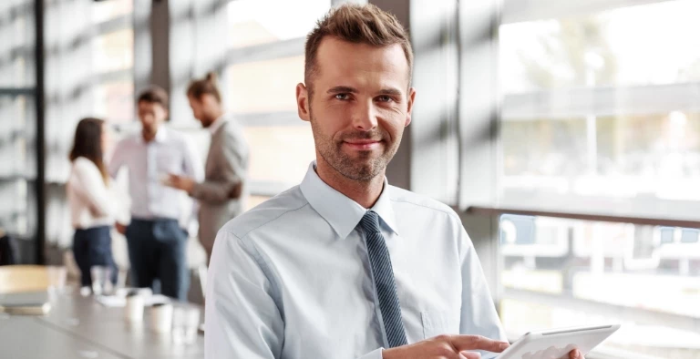 mężczyzna na&nbsp;spotkaniu służbowym 