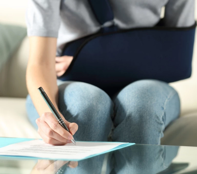 kobieta ze złamaną ręką