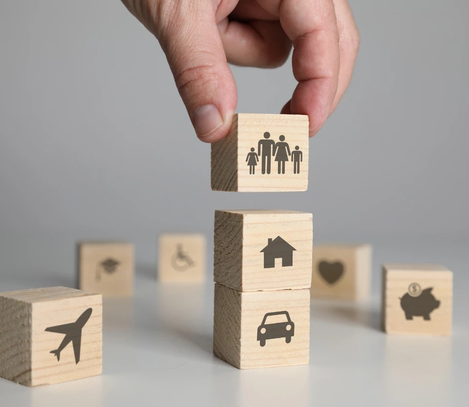 ustawianie drewnianych klocków