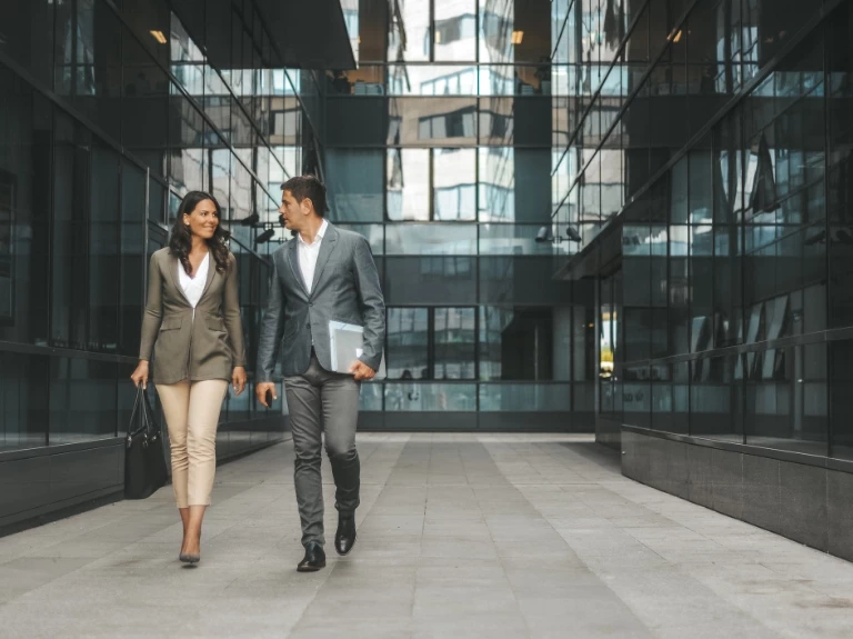 kobieta i&nbsp;mężczyzna w&nbsp;korporacji