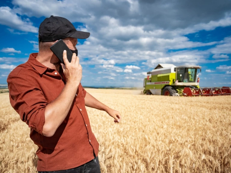 mężczyzna na&nbsp;polu